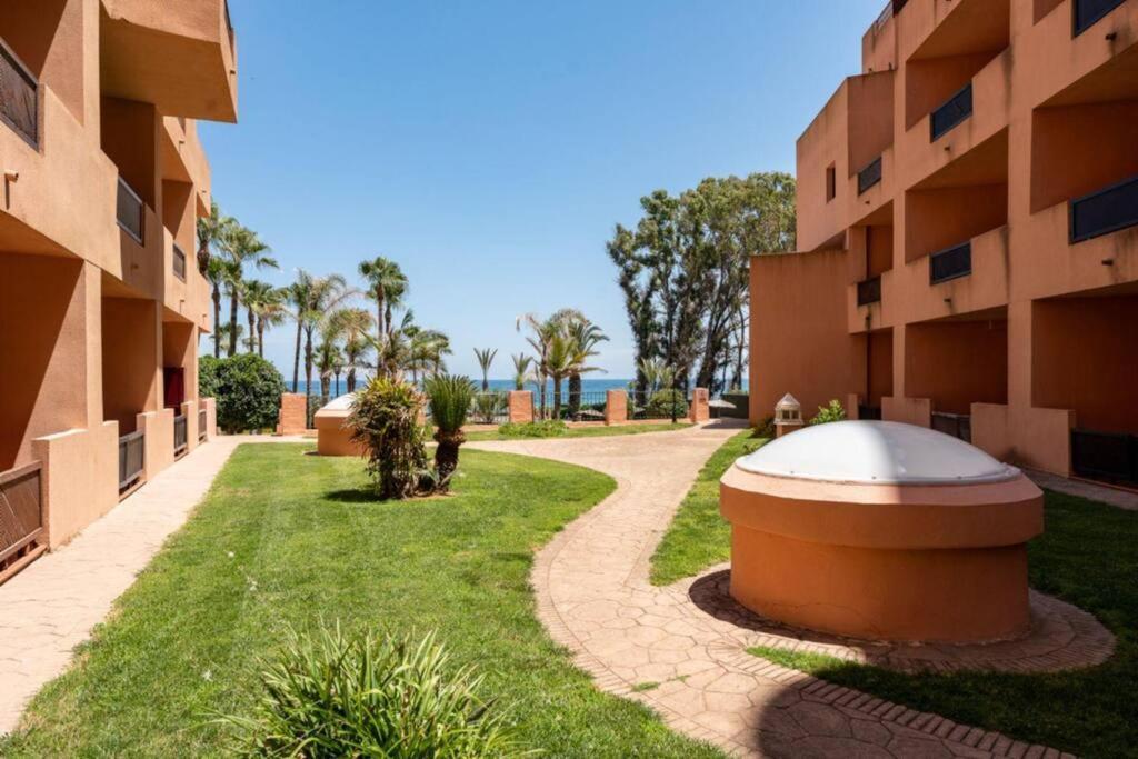 Ct 240 - Beachfront Apartment -Don Juan Манилва Экстерьер фото