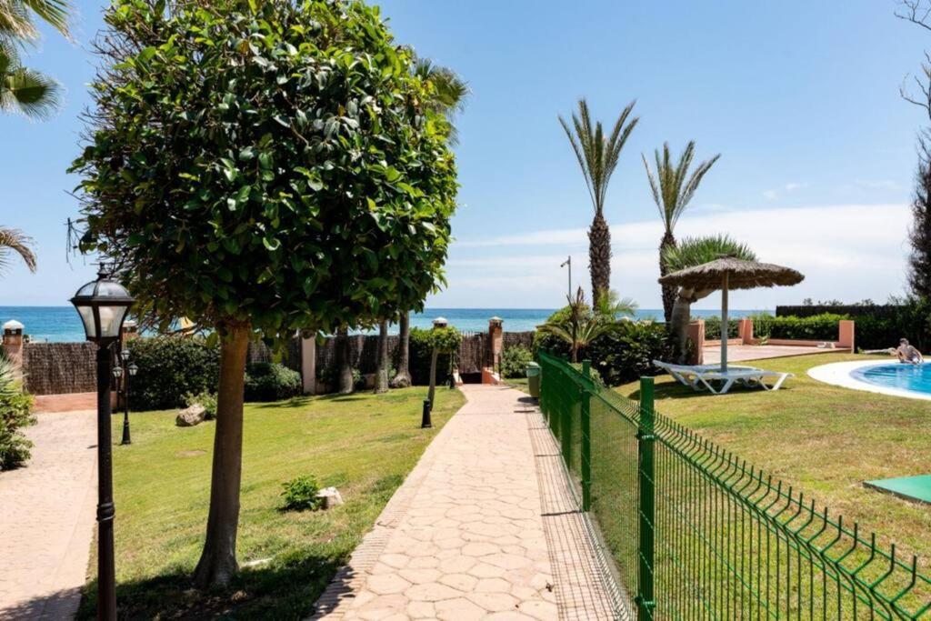 Ct 240 - Beachfront Apartment -Don Juan Манилва Экстерьер фото