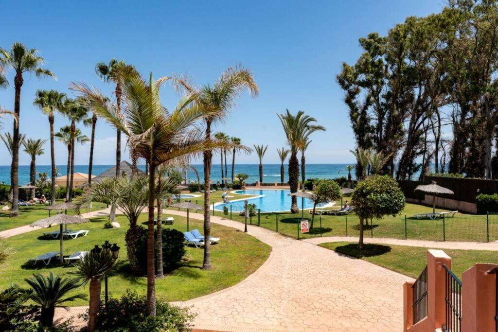 Ct 240 - Beachfront Apartment -Don Juan Манилва Экстерьер фото